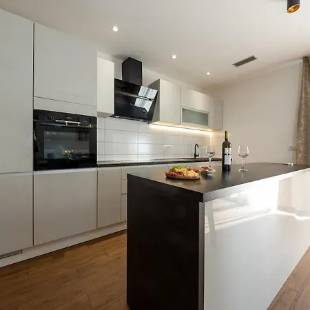Large Luxury Family And Friends 1 Min Walk To Znjan And 2 Private Garages *