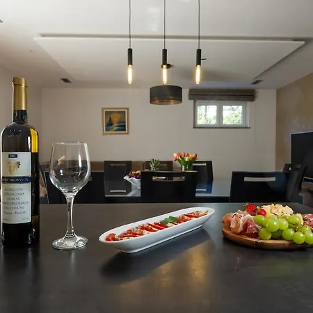 Large Luxury Family And Friends 1 Min Walk To Znjan And 2 Private Garages Appartement *