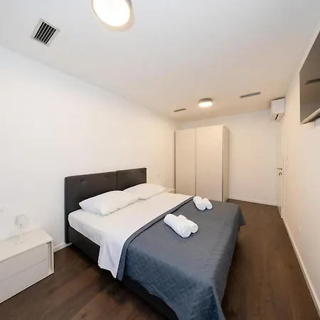 Large Luxury Family And Friends 1 Min Walk To Znjan And 2 Private Garages