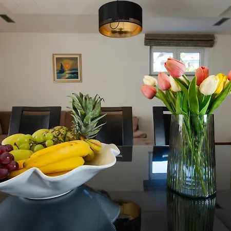 Large Luxury Family And Friends 1 Min Walk To Znjan And 2 Private Garages Appartamento