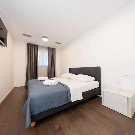 Large Luxury Family And Friends 1 Min Walk To Znjan And 2 Private Garages *