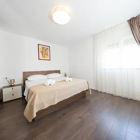 Large Luxury Family And Friends 1 Min Walk To Znjan And 2 Private Garages Appartement *