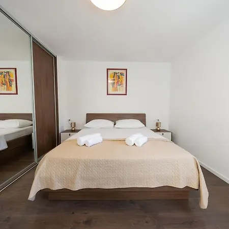 Large Luxury Family And Friends 1 Min Walk To Znjan And 2 Private Garages