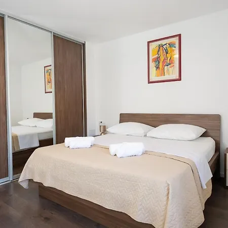 Large Luxury Family And Friends 1 Min Walk To Znjan And 2 Private Garages Appartement *