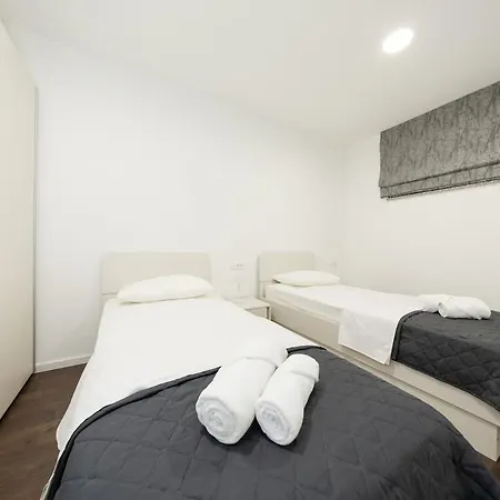 Large Luxury Family And Friends 1 Min Walk To Znjan And 2 Private Garages Appartamento *